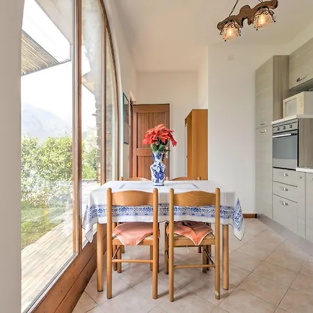דירה Climb, Cruise & Dine Como, Cleaning Included *