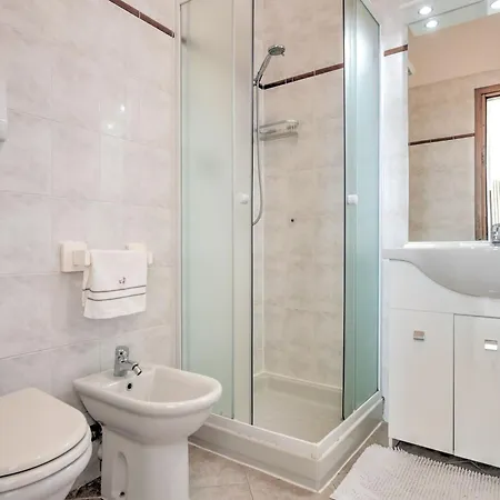 דירה Climb, Cruise & Dine Como, Cleaning Included גראבדונה