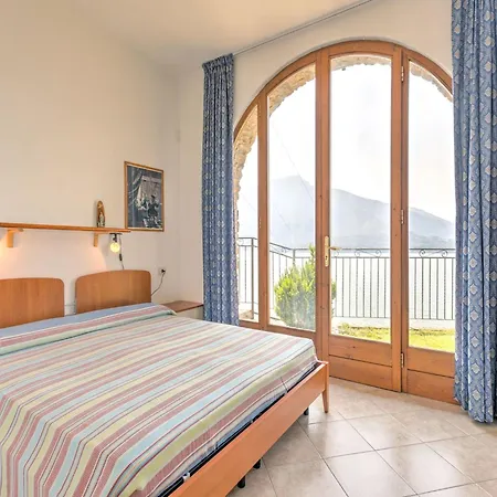 Climb, Cruise & Dine Como, Cleaning Included דירה